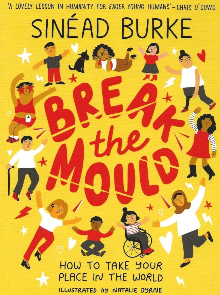 Couverture du livre "Break the Mould" de Sinéad Burke, illustrée par Natalie Byrne avec des personnages d'âge, de cultures et de typologies différentes qui font un rond autour du titre. Le titre est dessiné en lettres rouges sur fond jaune.